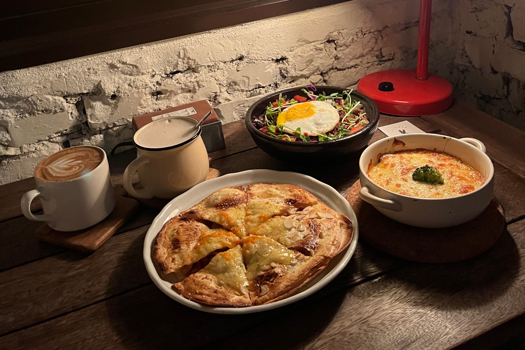 2J CAFE 餐點 (左至右: 泡菜煎餅/牛肉拌飯/千層麵)