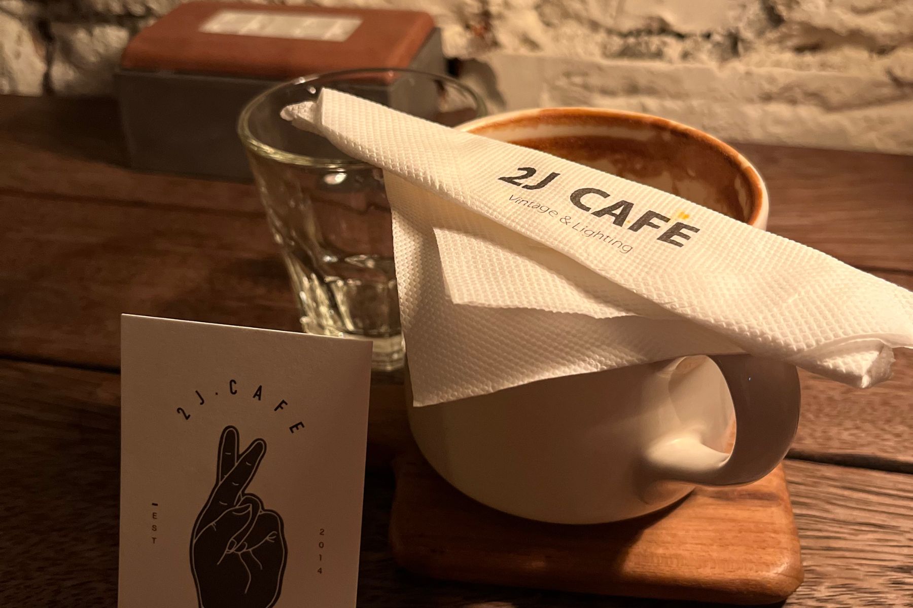 2J CAFE 名片及咖啡廳一隅