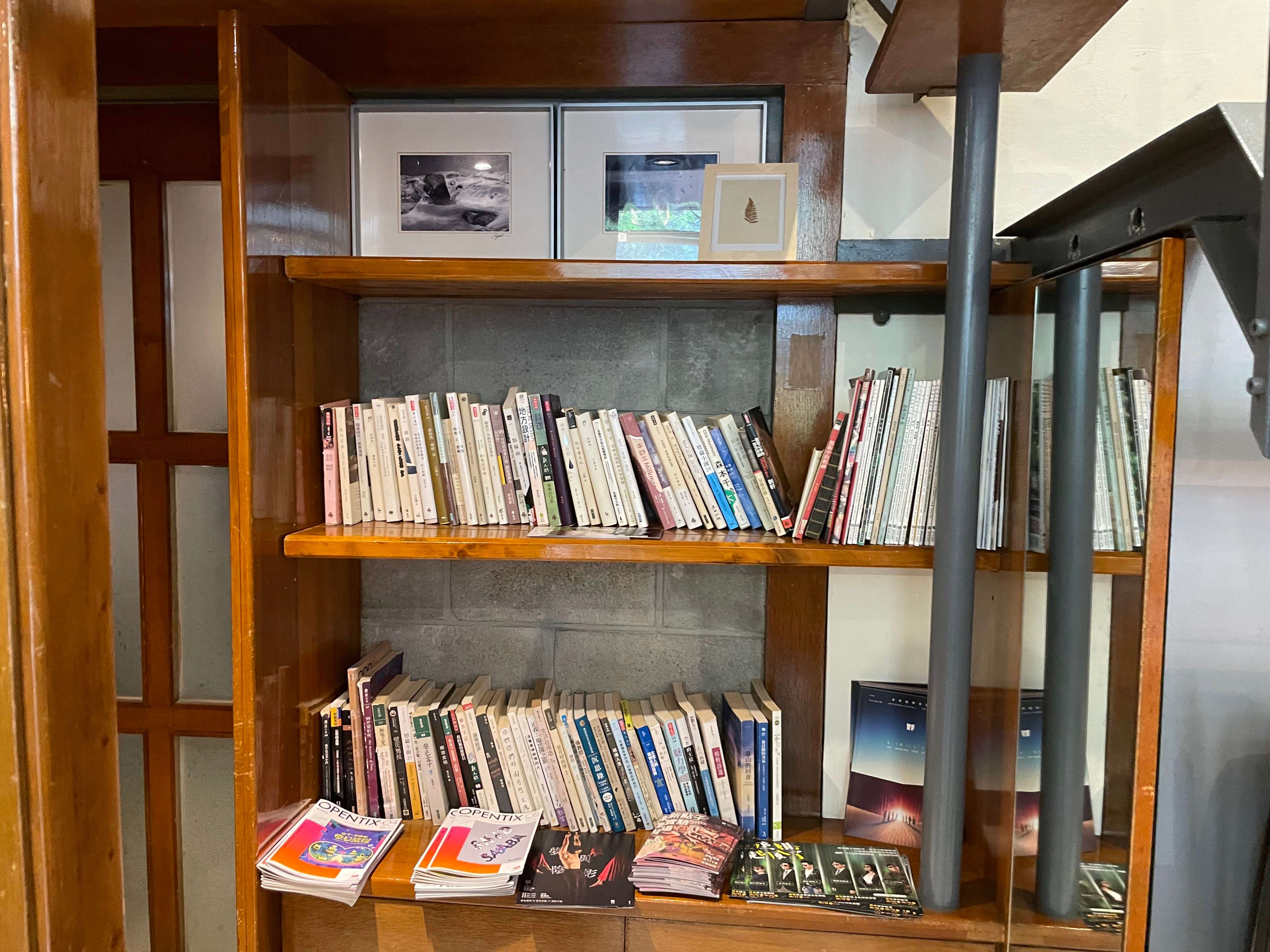 廁所位於樓梯左側