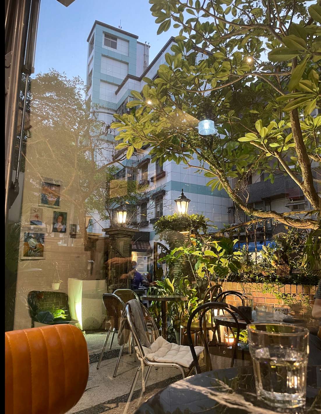 傍晚路燈亮起的氛圍