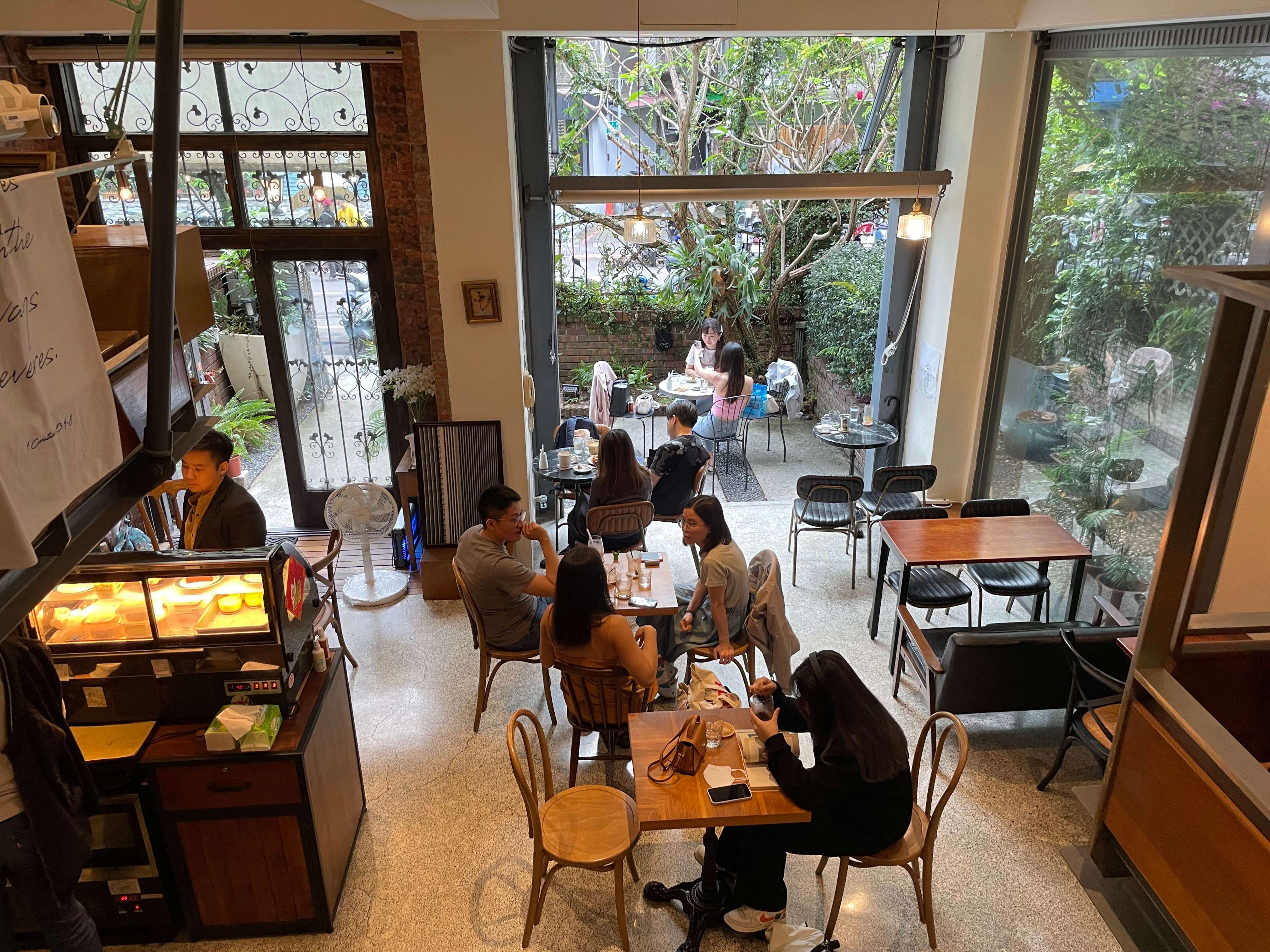 從樓梯上往下拍的視角